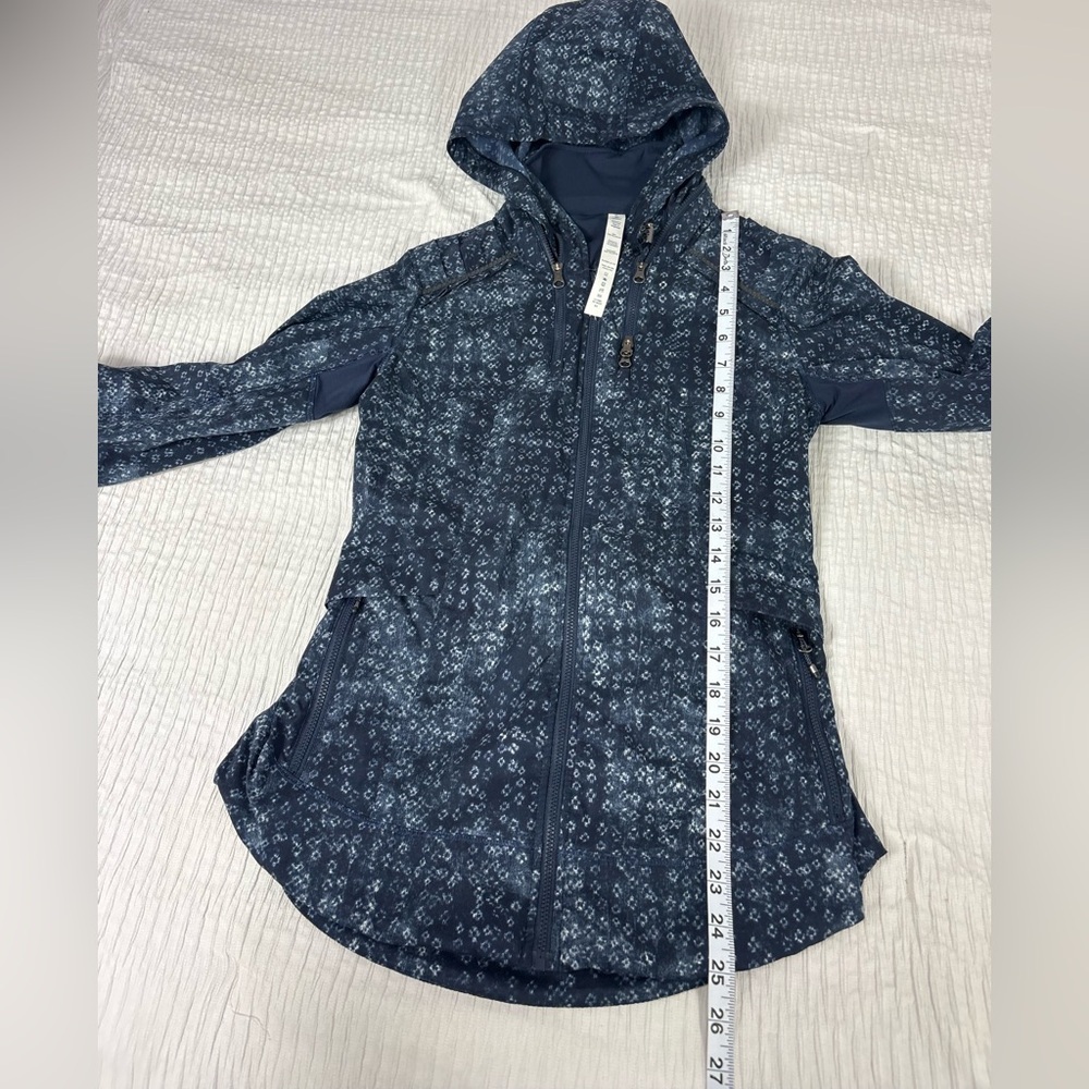 lululemon athletica Blue Patterned Utility Jacket - Picture 5 of 11